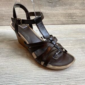 Bass Artemis dark brown strappy sandals with t-strap closure